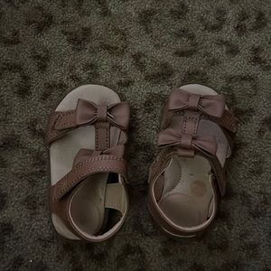 Stride Rite girls brown sandals size 6 Like new!